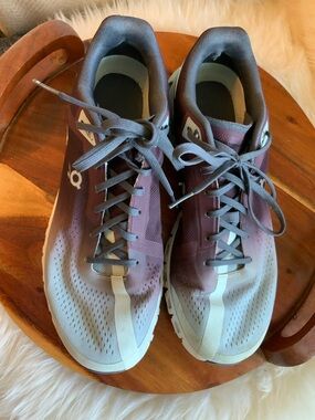 ON Cloudflow Running Shoes in Mulberry